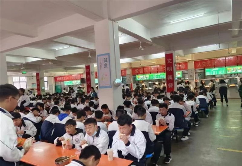 抓牢校园食堂食品安全 明天学校全力守护“舌尖上”的安全